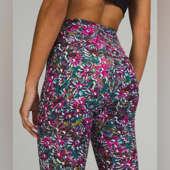 Lululemon Base Pace High-Rise Tight 28" *Brushed
Floral Electric Multi- size 4 - Picture 3 of 6